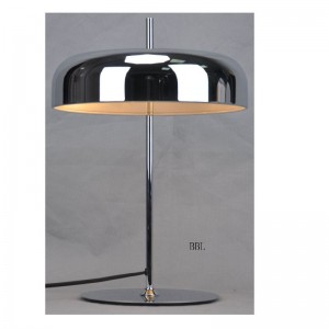 Asztali lámpa fém árnyékolással és lapos talppal