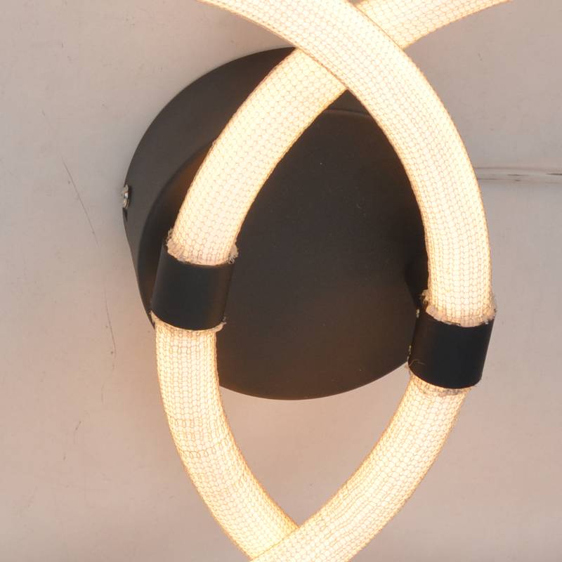 LED-plafonlámpa, amelynek két C-s akrilcső van